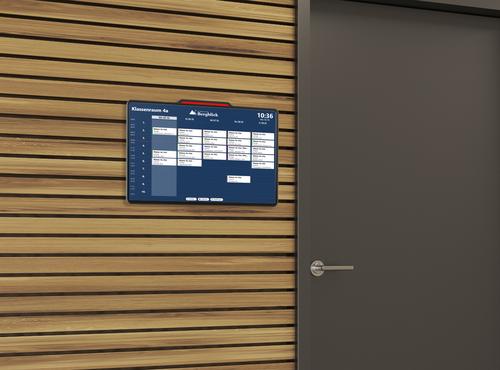 Digitales Türschild von SmartSign Class mit Stundenplan aus Untis neben einer Klassenzimmertür